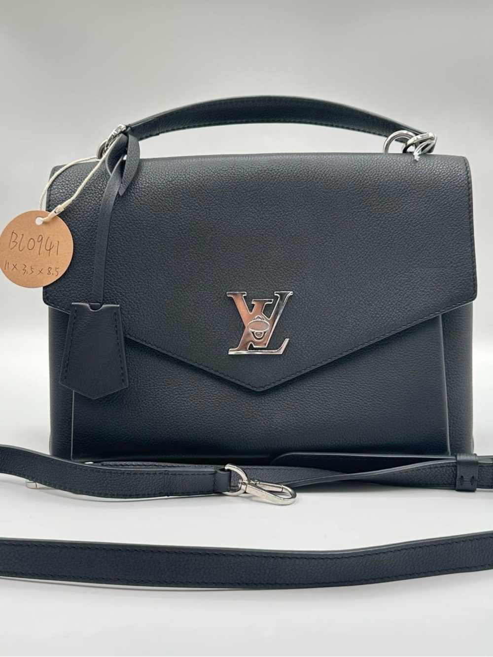 #82 LV Lock Me Black